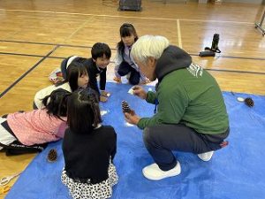 秋の素材を生かして～１・２年合同図工～